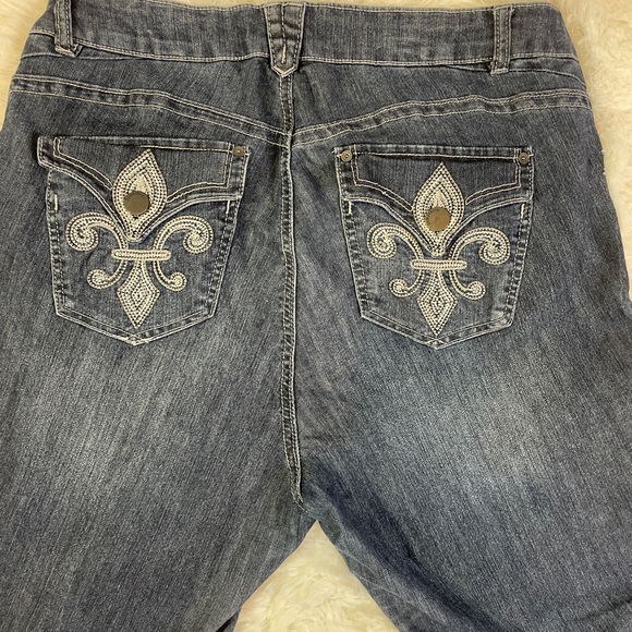 Democracy Medium Blue Wash Denim Women’s Capri Jeans Size 16! - Picture 1 of 11